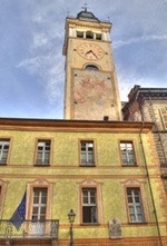 Vecchia torre dell'orologio a Cuneo